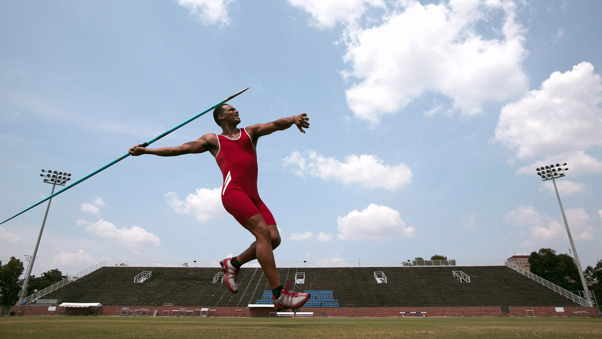 FB体育登录入口-_新兴运动：飞盘高空投掷引领潮流_，飞盘运动技巧